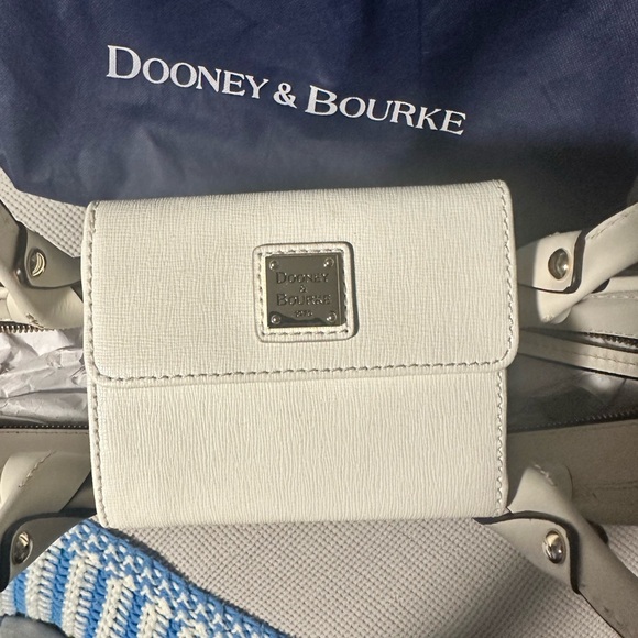 New Dooney and Bourke Zip Top Tote with Matching Wallet - Picture 3 of 11